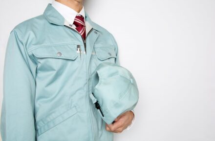 帽子を持つ男性