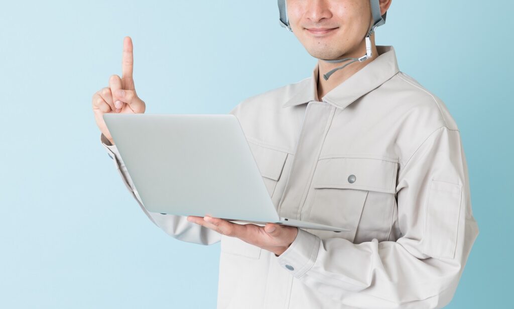 指を立てる男性